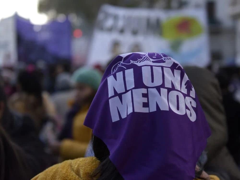 mujer con pañuelo en protesta contra los feminicidios.